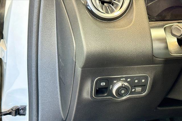 New 2026 Polar White Mercedes-Benz GLB 250 image 40