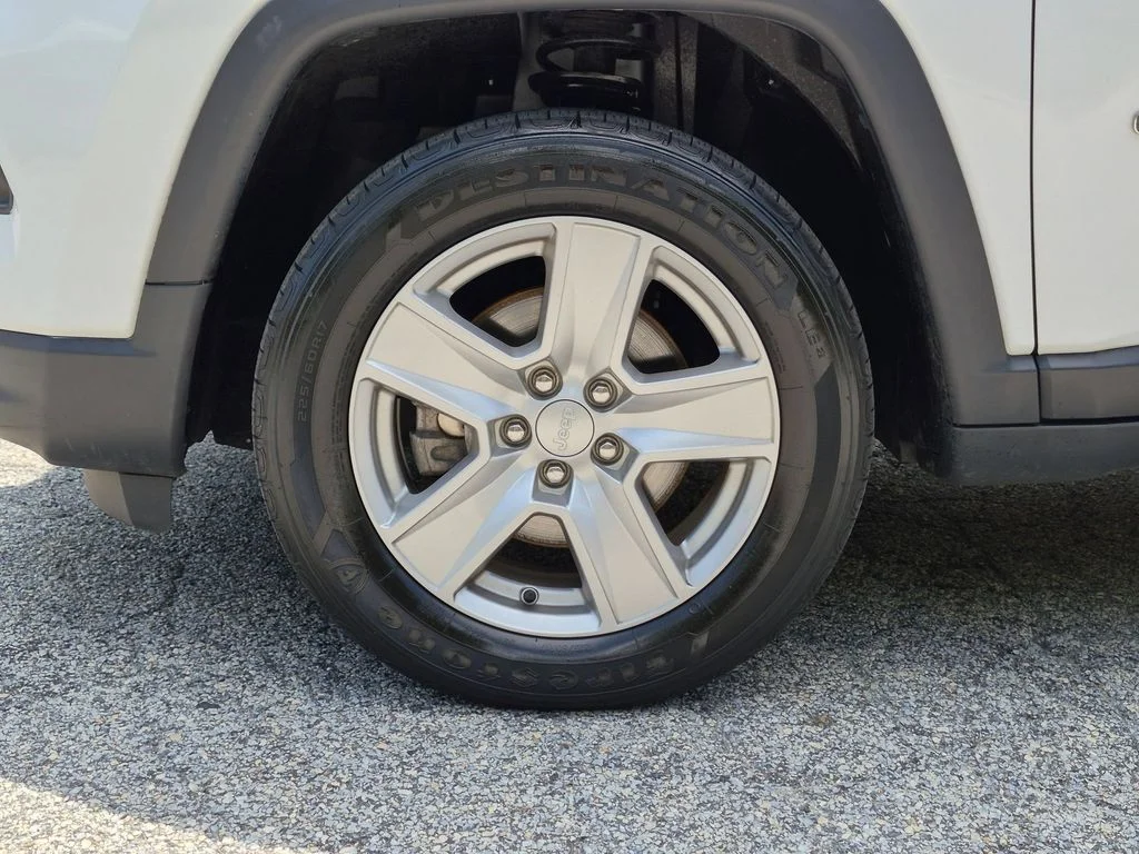 Used 2022 White Jeep Latitude image 25