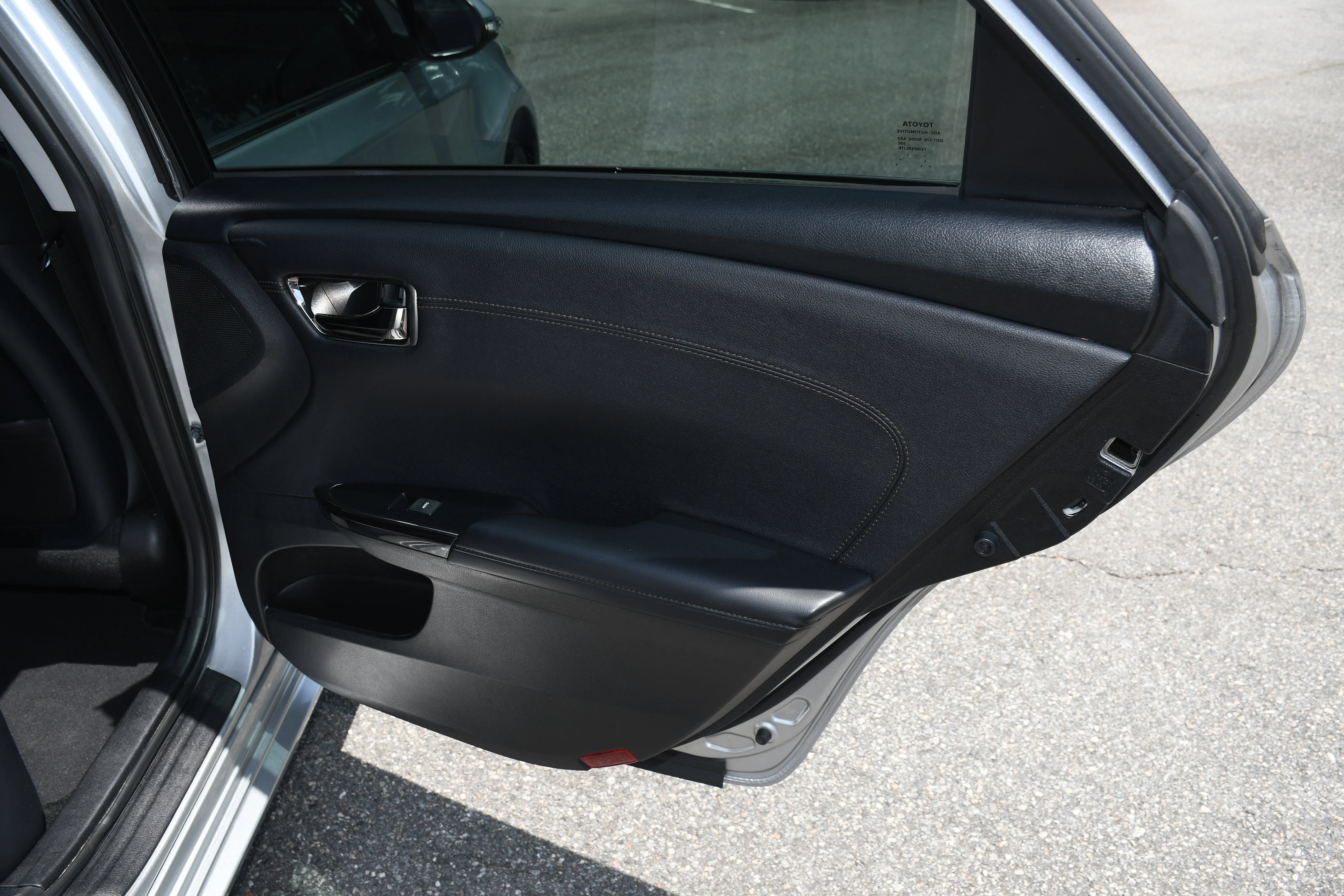 Used 2018 Silver Toyota XLE image 19