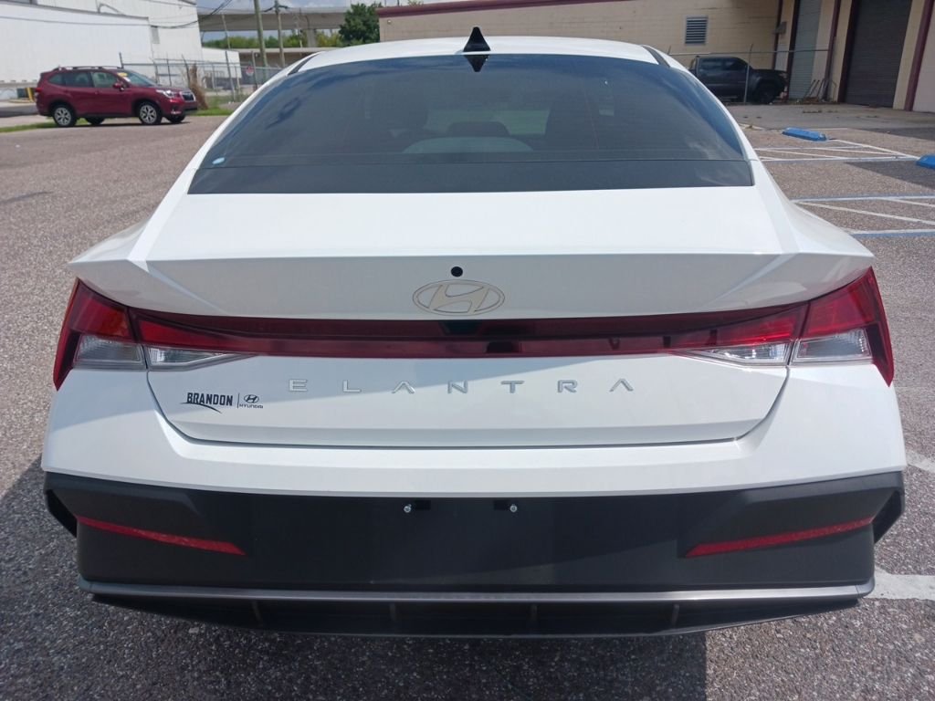 Used 2025 White Hyundai SE image 4