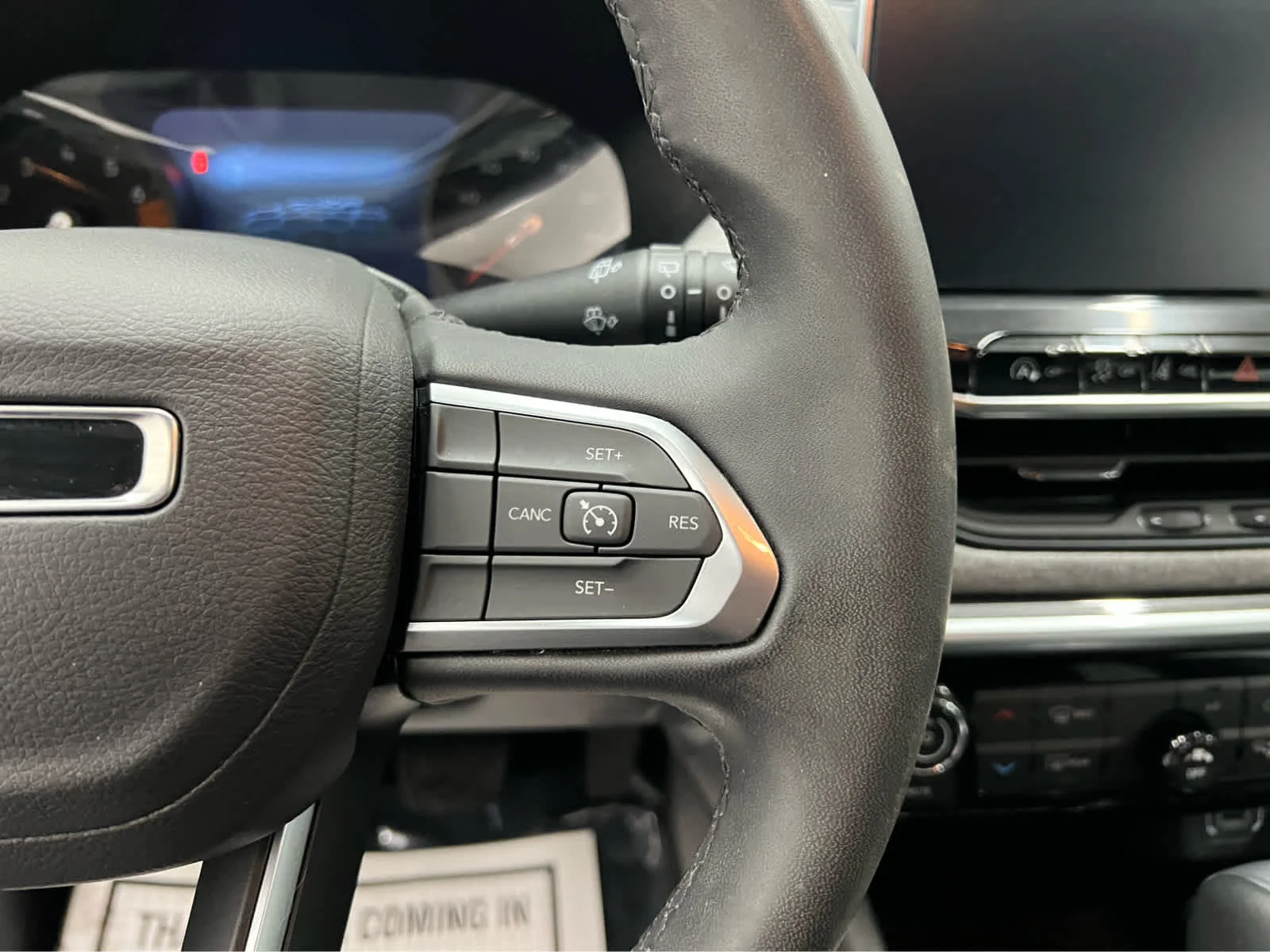 Used 2024 Diamond Black Crystal Pearlcoat Jeep Latitude image 5