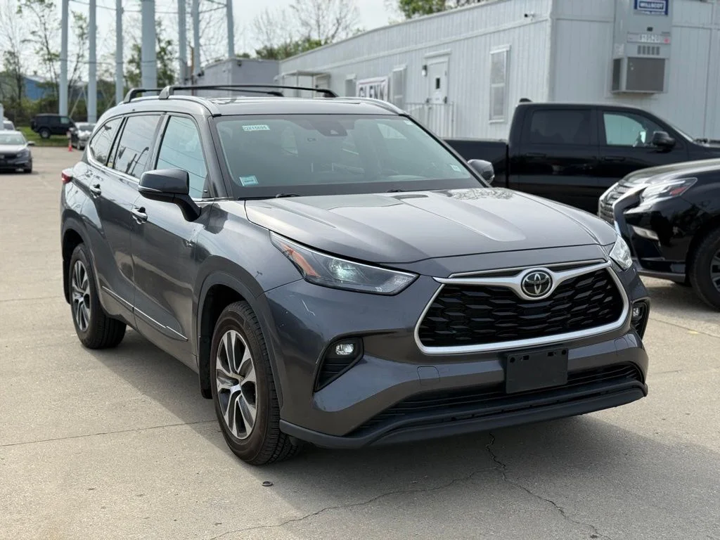 Used 2022 Gray Toyota XLE image 4