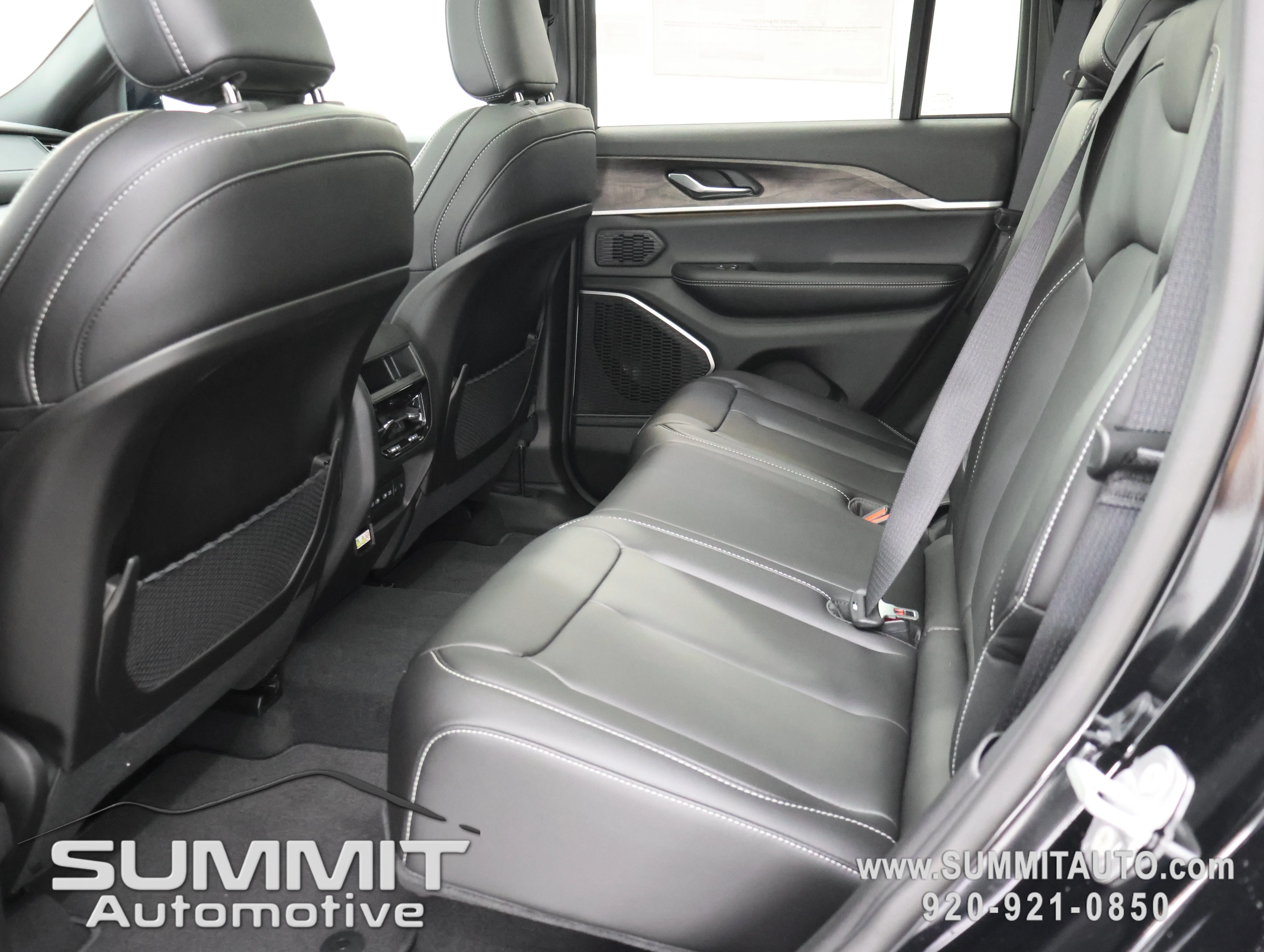 New 2026 Diamond Black Crystal Pearlcoat Jeep Limited image 9