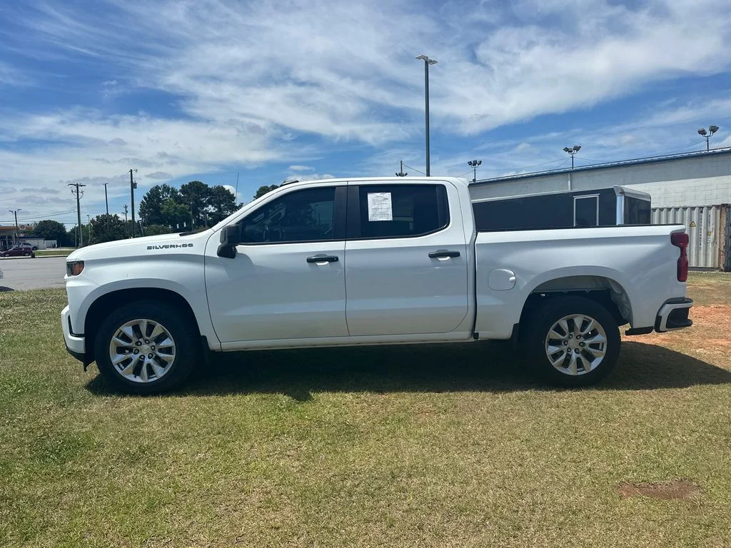 Used 2021 White Chevrolet Custom image 4