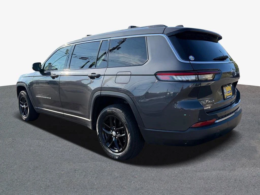 Used 2023 Gray Jeep Laredo image 2