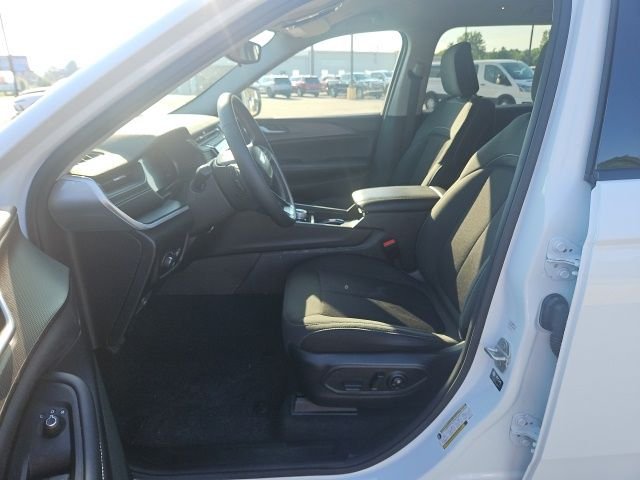 Used 2024 White Jeep Laredo image 20