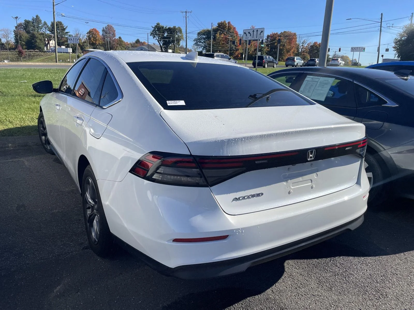 Used 2023 Platinum White Pearl Honda EX image 3