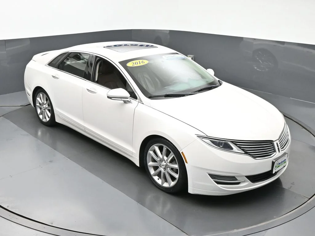 Used 2016 White Lincoln Base image 3