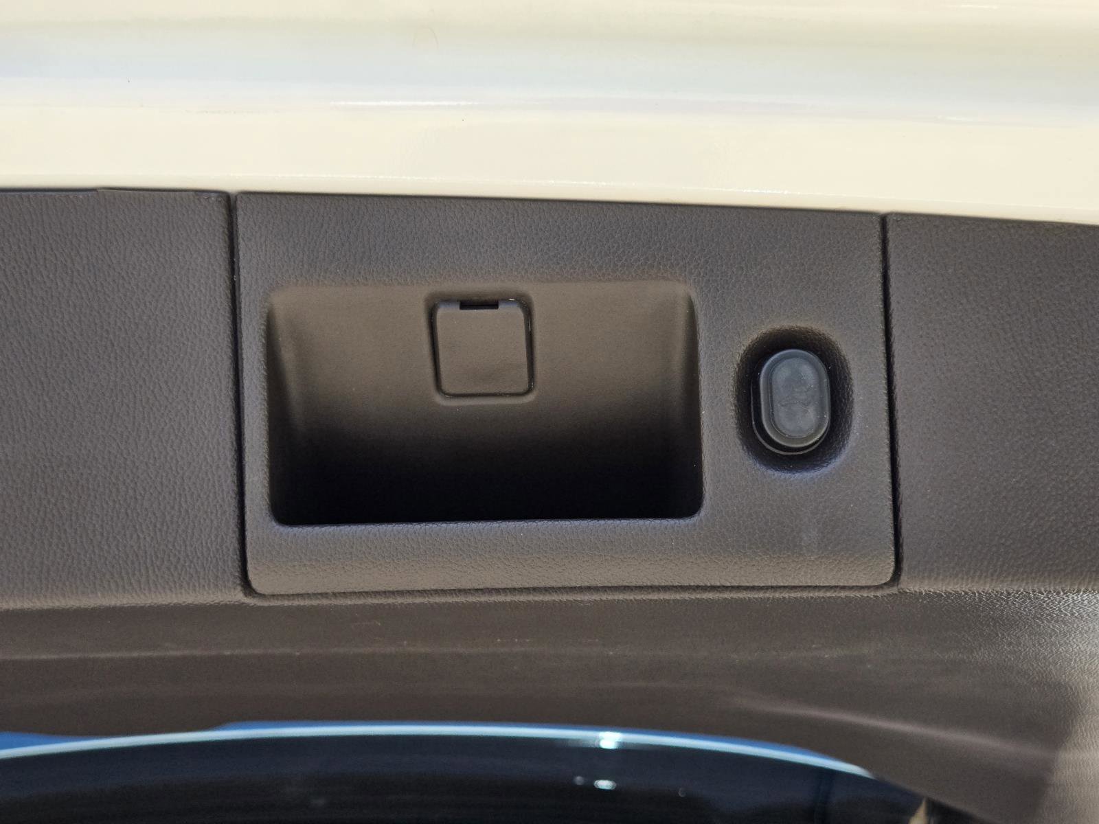Used 2017 White Frost Tricoat GMC Denali image 13