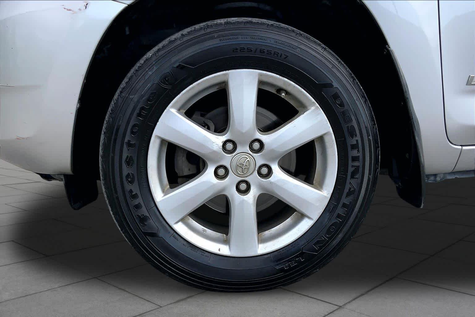 Used 2007 Classic Silver Metallic Toyota Limited image 10