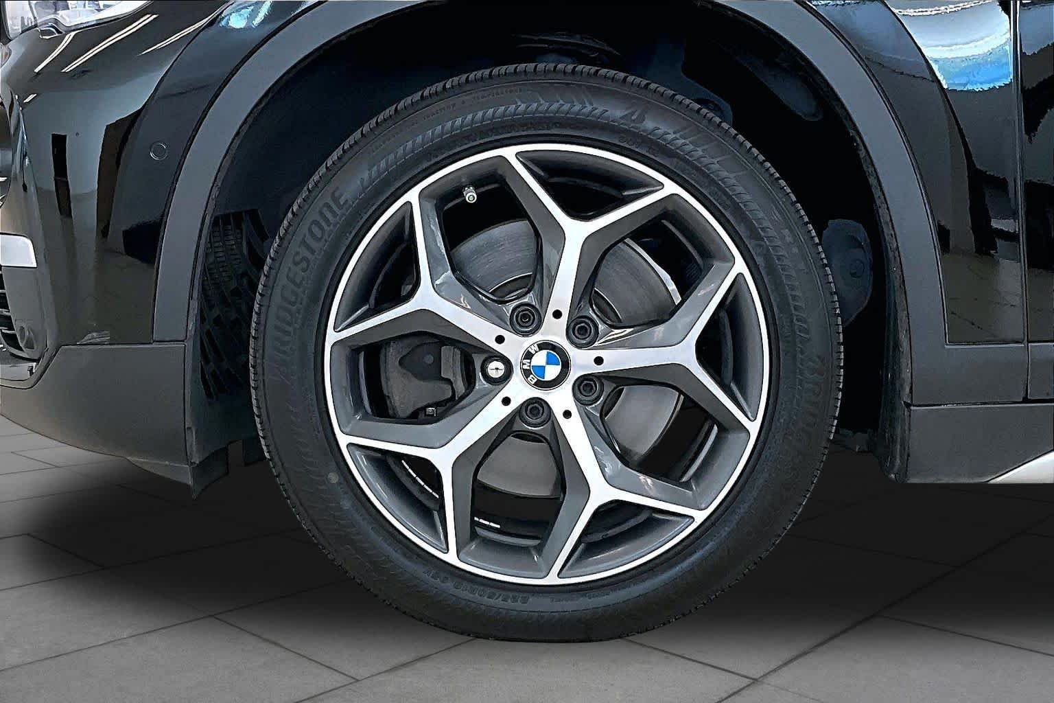 Used 2017 Jet Black BMW sDrive28i image 9
