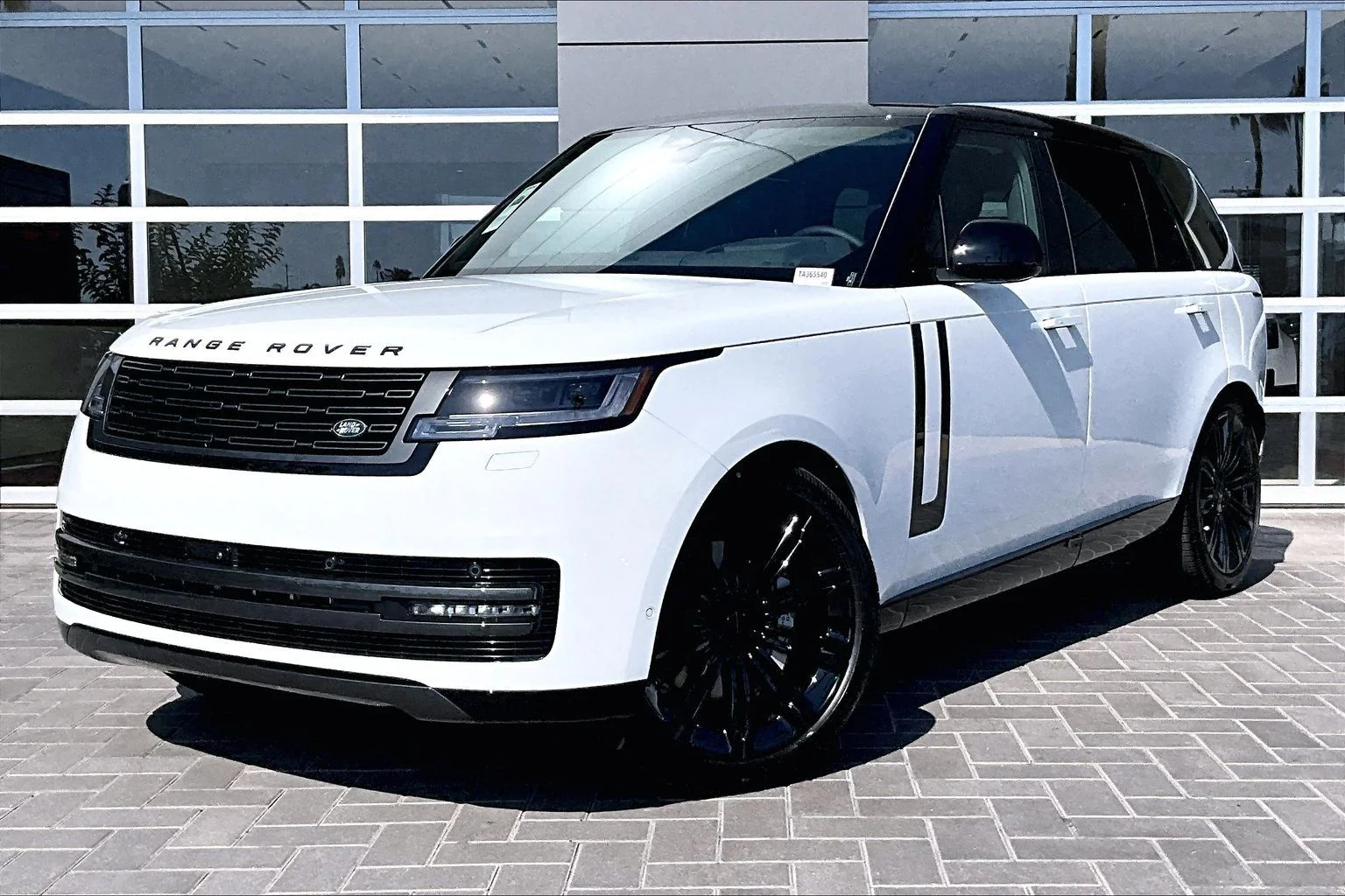 2026 Land Rover Range Rover 3.0 SE LWB 7's photo