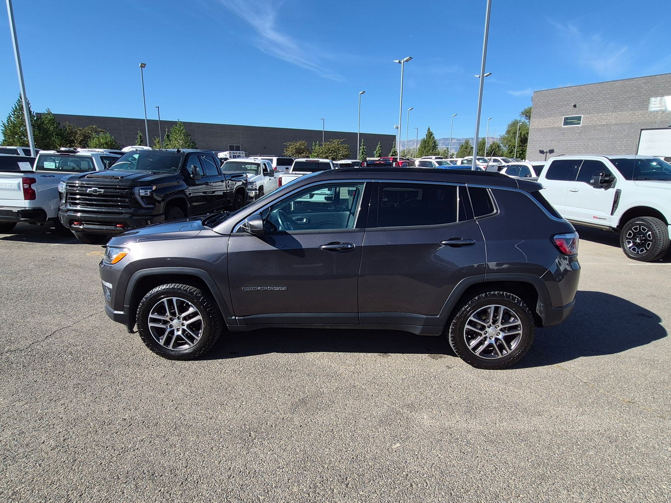 Used 2018 Granite Crystal Metallic Clearcoat Jeep Latitude image 7