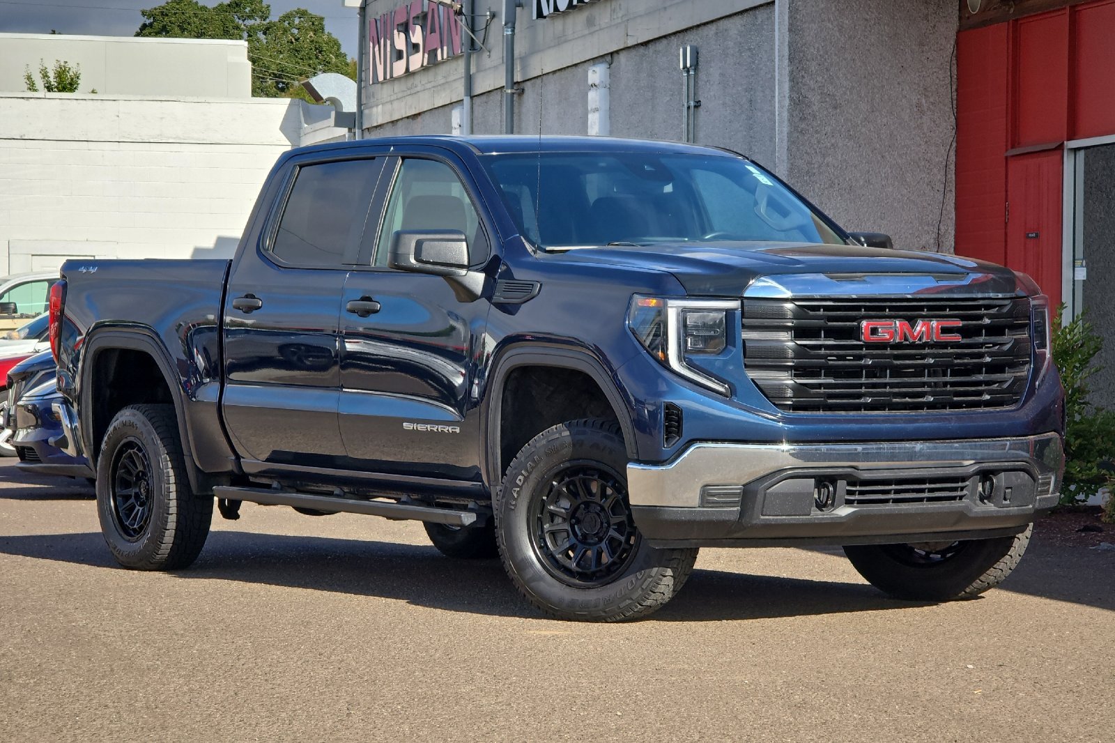 Used 2023  GMC Pro image 2