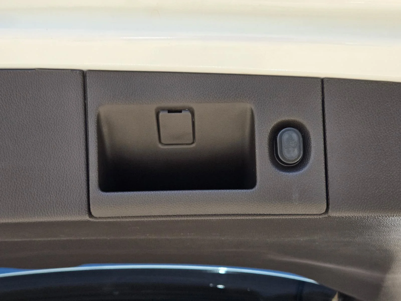 Used 2017 White Frost Tricoat GMC Denali image 13