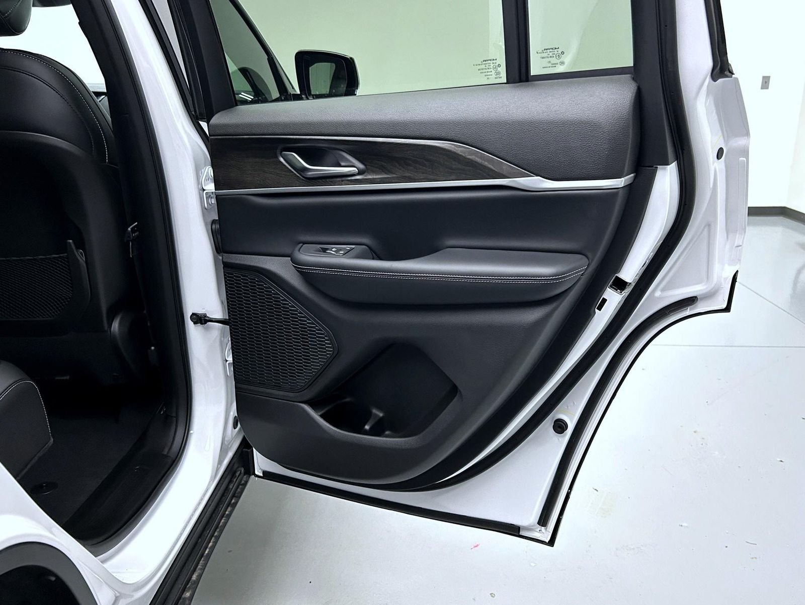 New 2026 Bright White Clear-Coat Exterior Paint Jeep Altitude image 17