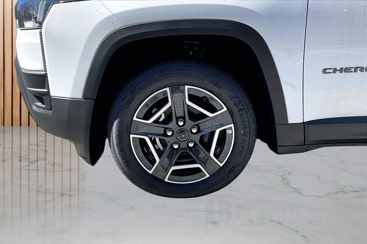 New 2026 Bright White Clear-Coat Exterior Paint Jeep Laredo image 30