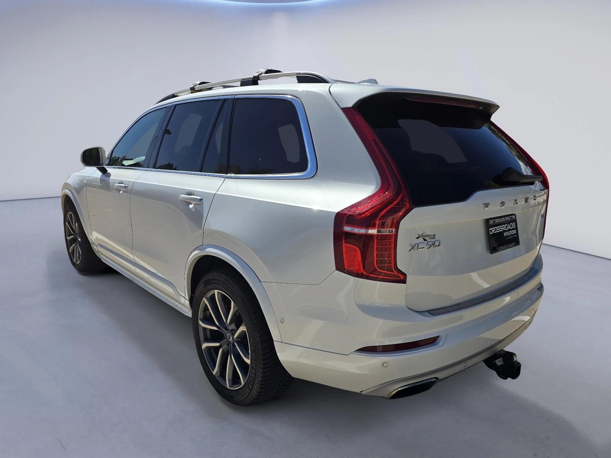 Used 2019 Crystal White Pearl Metallic Volvo Momentum image 3