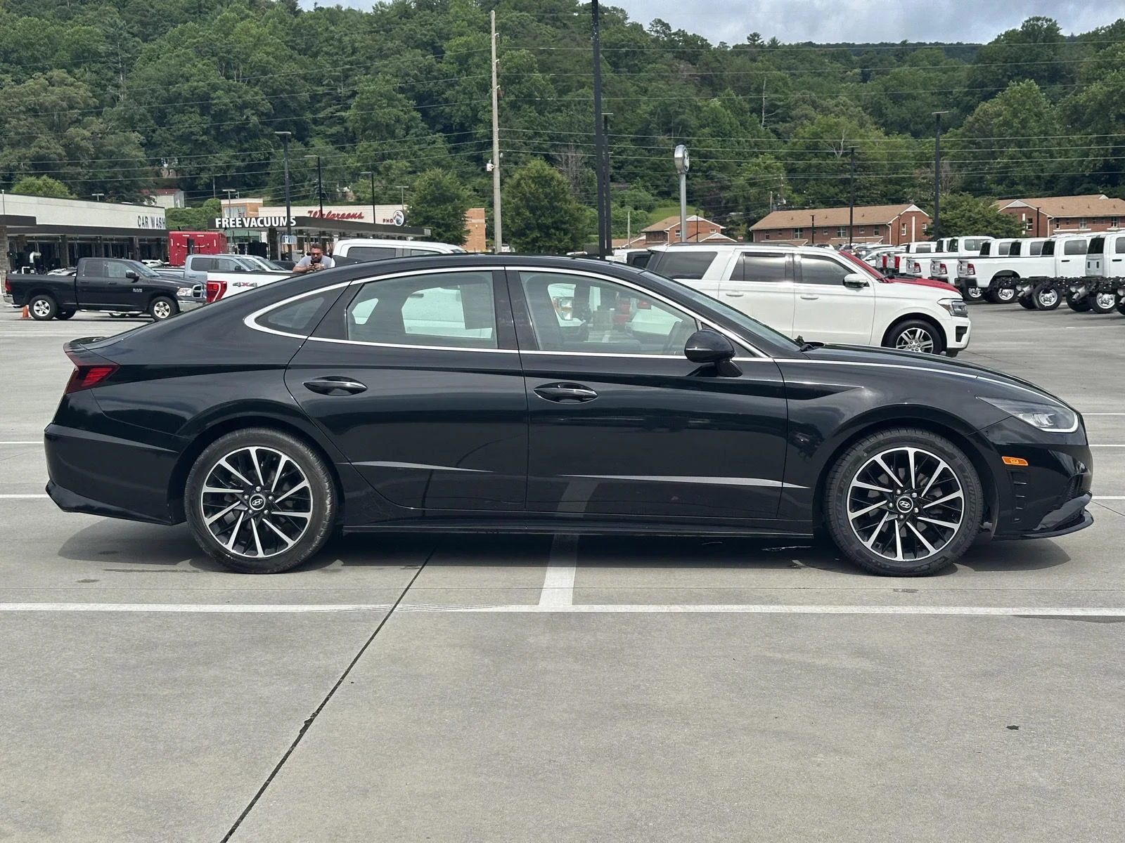 Used 2020 Phantom Black Hyundai SEL Plus image 8