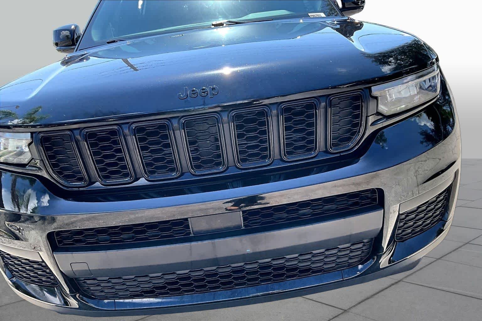 Used 2023 Diamond Black Crystal Pearlcoat Jeep Altitude image 30