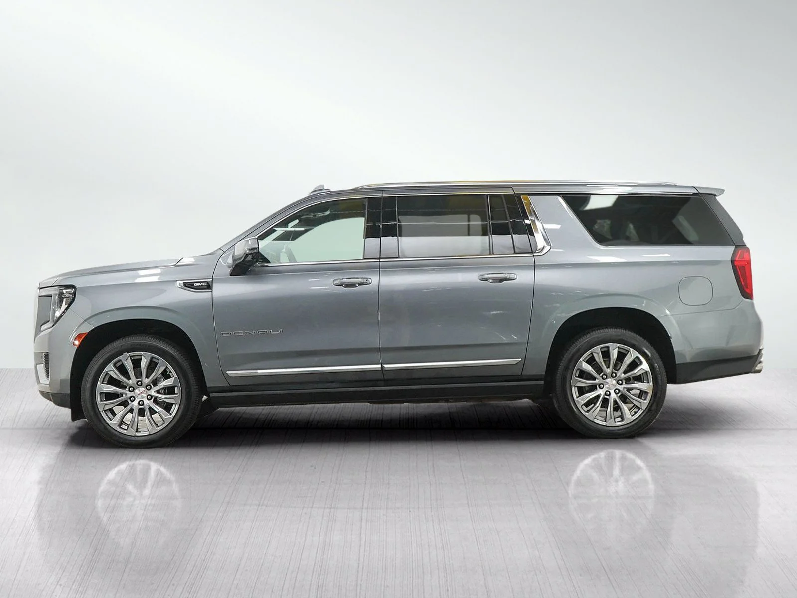 Used 2022 GMC Yukon XL Denali with VIN 1GKS2JKL3NR336085 for sale in Bloomington, Minnesota