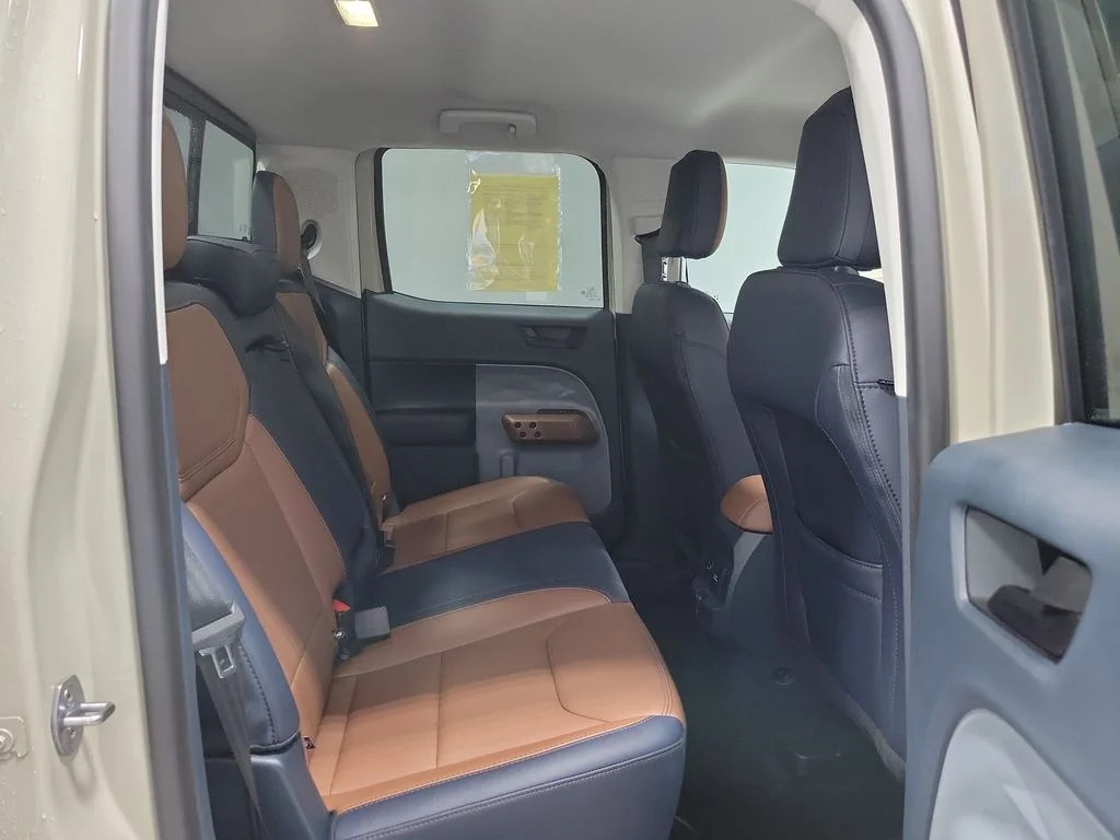 Used 2024  Ford Lariat image 16
