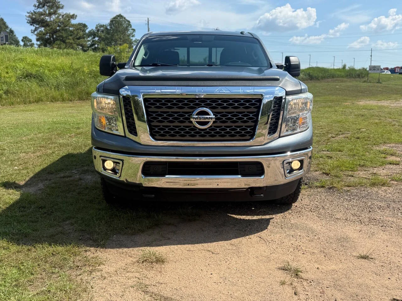 Used 2017 Gray Nissan SV 4x4 4dr Crew Cab image 8