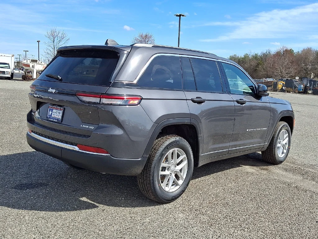 New 2026 Baltic Gray Metallic Clear-Coat Exterior Paint Jeep Laredo X image 8