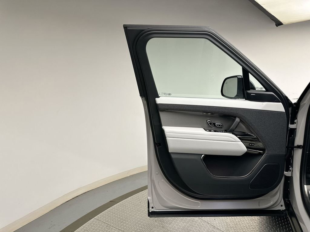 New 2026 Borasco Grey LAND ROVER SE image 17