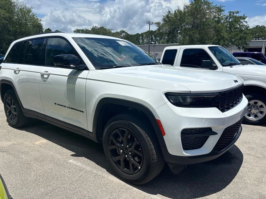 Used 2025 White Jeep Altitude image 2