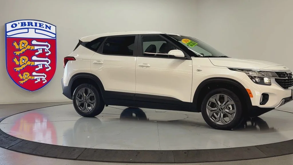 Used 2026 Snow White Pearl Kia LX image 3