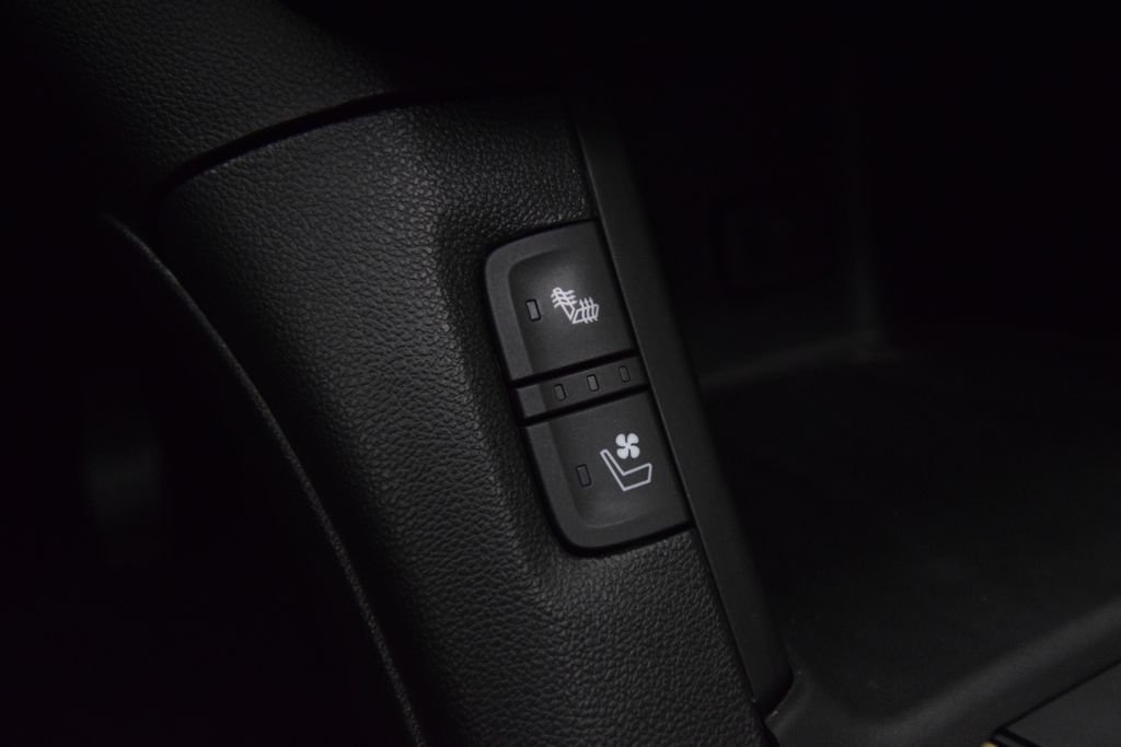 Used 2019 White Frost Tricoat GMC Denali image 37