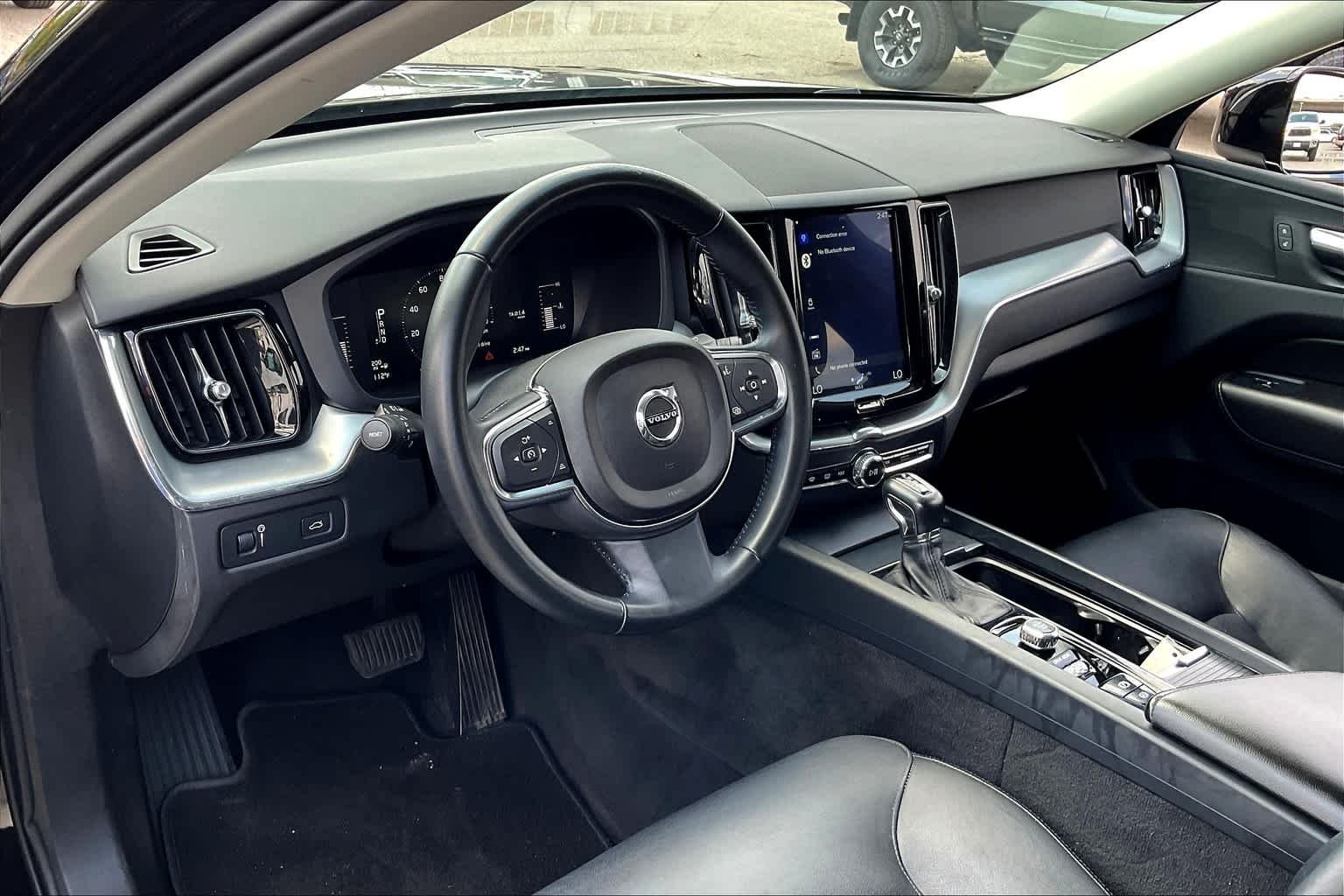 Used 2019 Onyx Black Metallic Volvo Momentum image 17