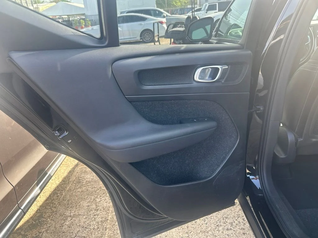Used 2019  Volvo Momentum image 10