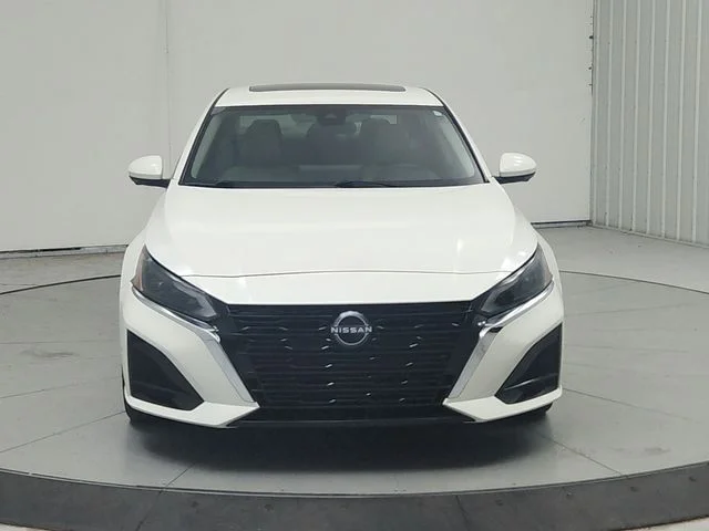 Used 2024 White Nissan 2.5 SL image 3