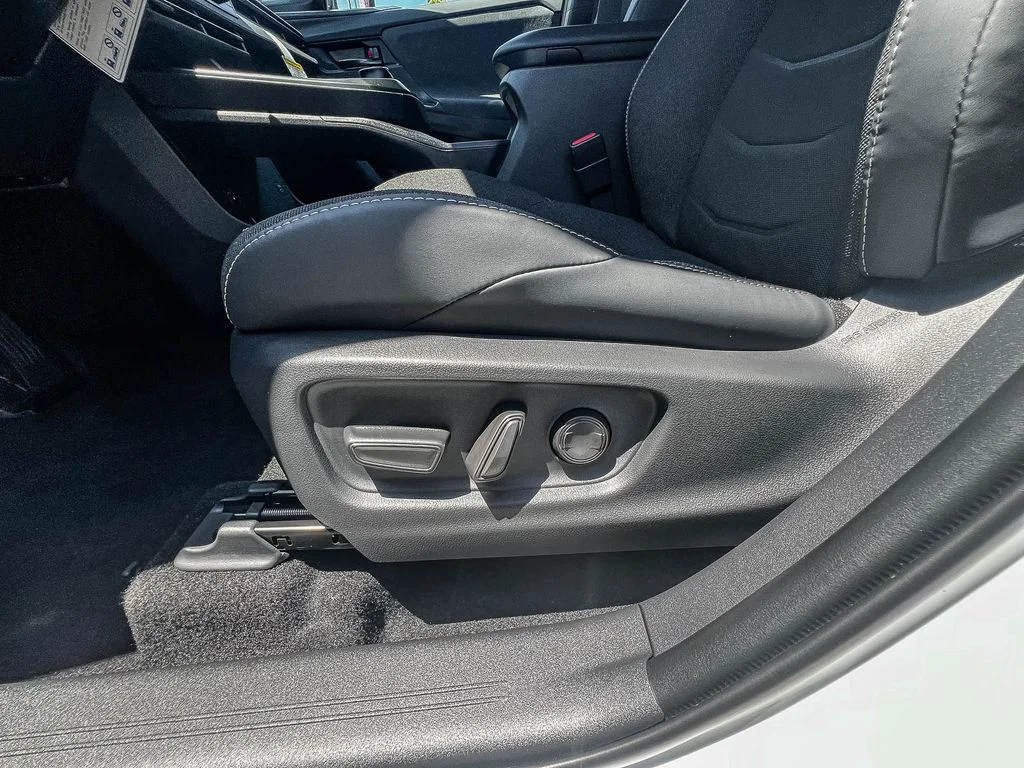 New 2026 Wind Chill Pearl <sup>1</sup> Toyota  SE image 20