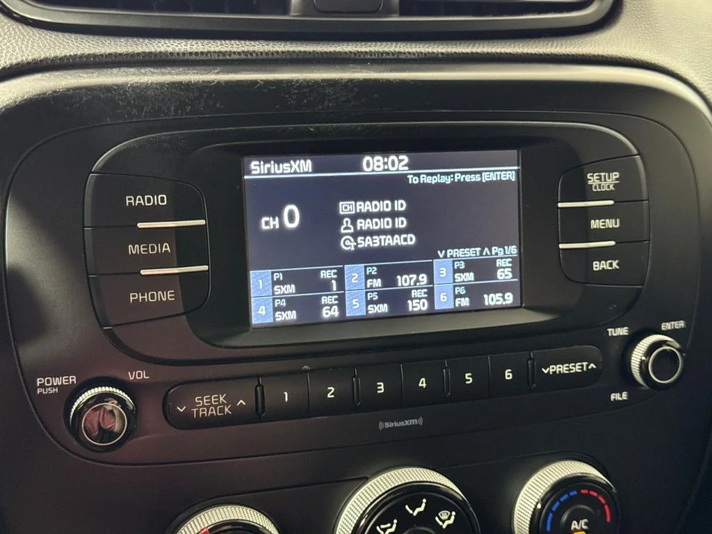 Used 2018 White Kia Base image 18