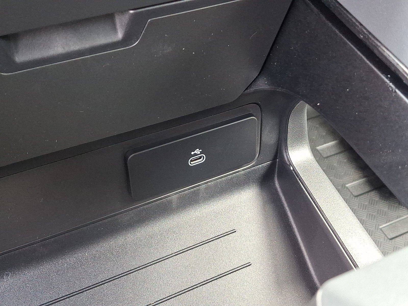 New 2026 Santorini Black Land Rover X-Dynamic SE image 16