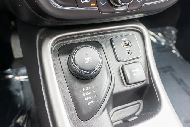 Used 2019 Black Jeep Latitude image 26