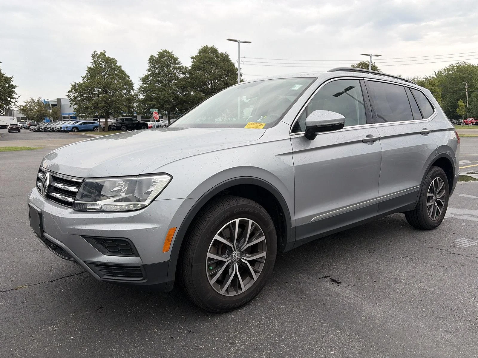 Used 2020 Pyrite Silver Metallic Volkswagen SE image 3