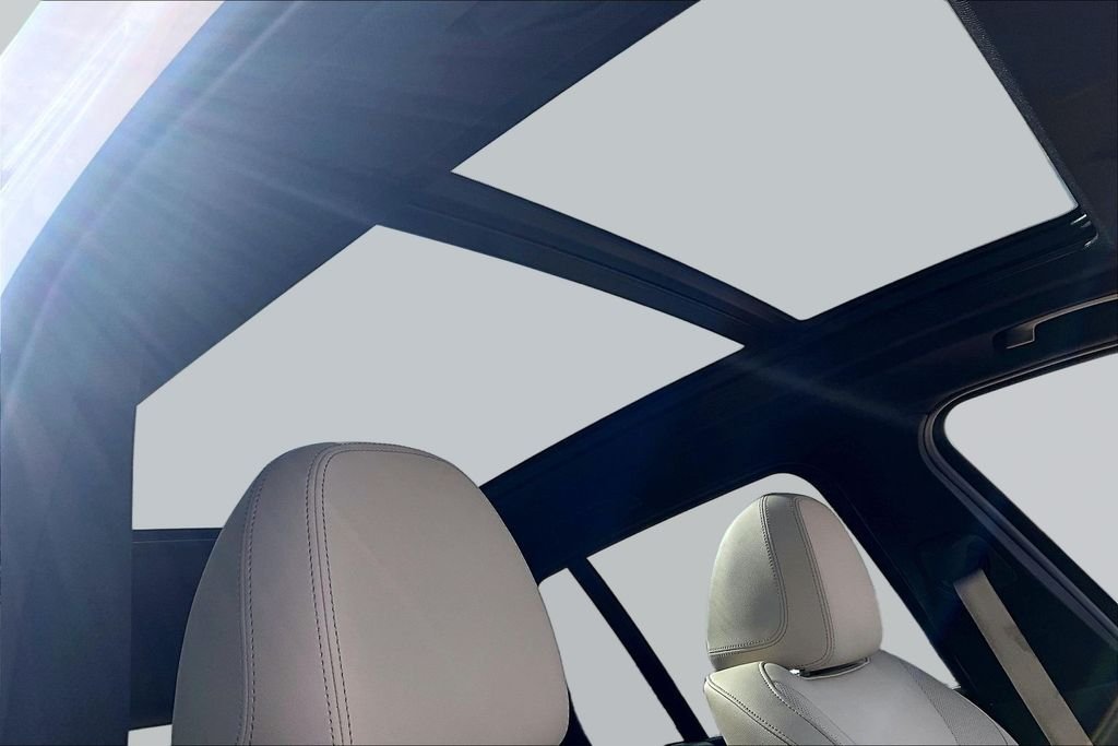Used 2022 White BMW sDrive30i image 15