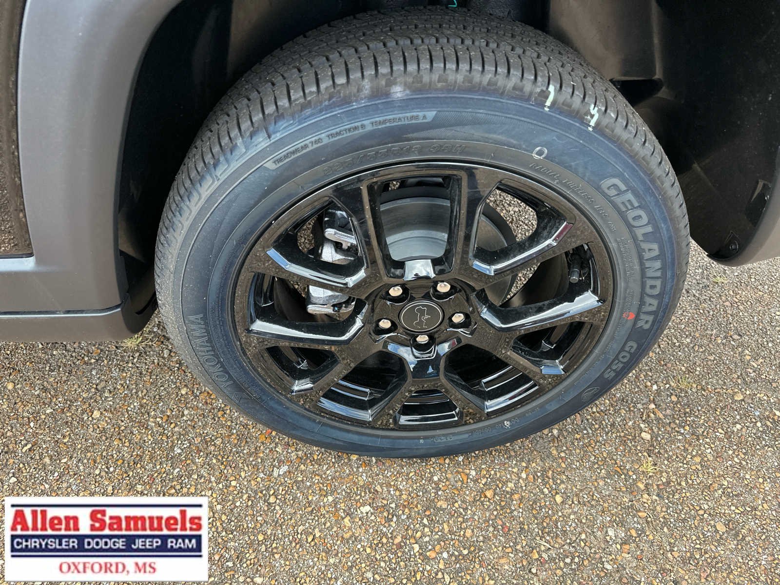 New 2026 Diamond Black Crystal Pearl-Coat Exterior Paint Jeep Latitude image 44