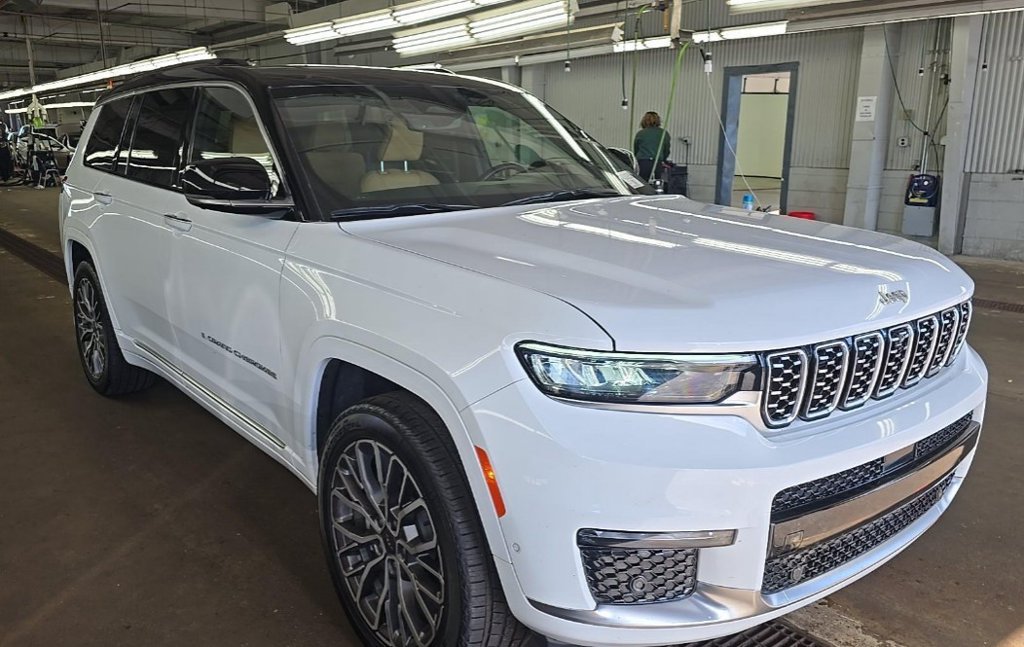 Used 2025 White Jeep Summit image 4