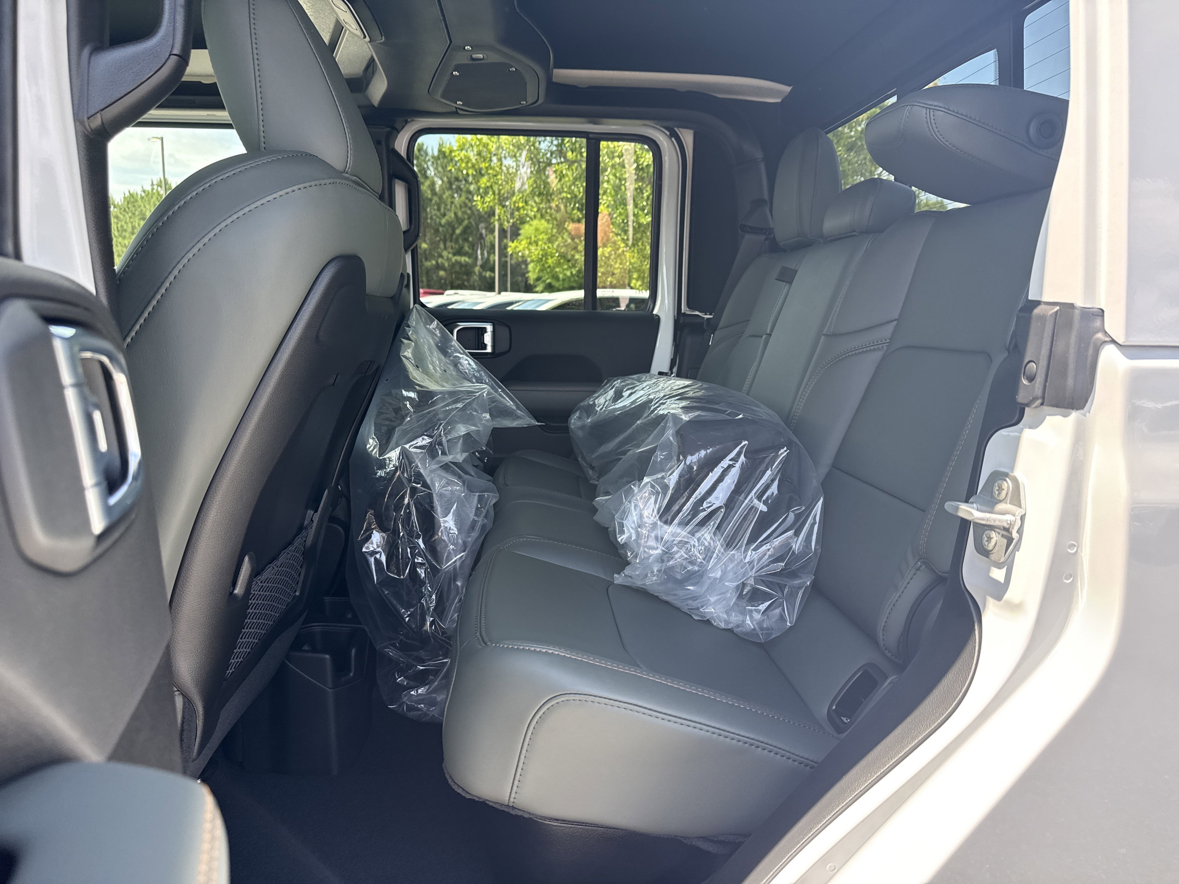 New 2026 Bright White Clear-Coat Exterior Paint Jeep Mojave X image 21