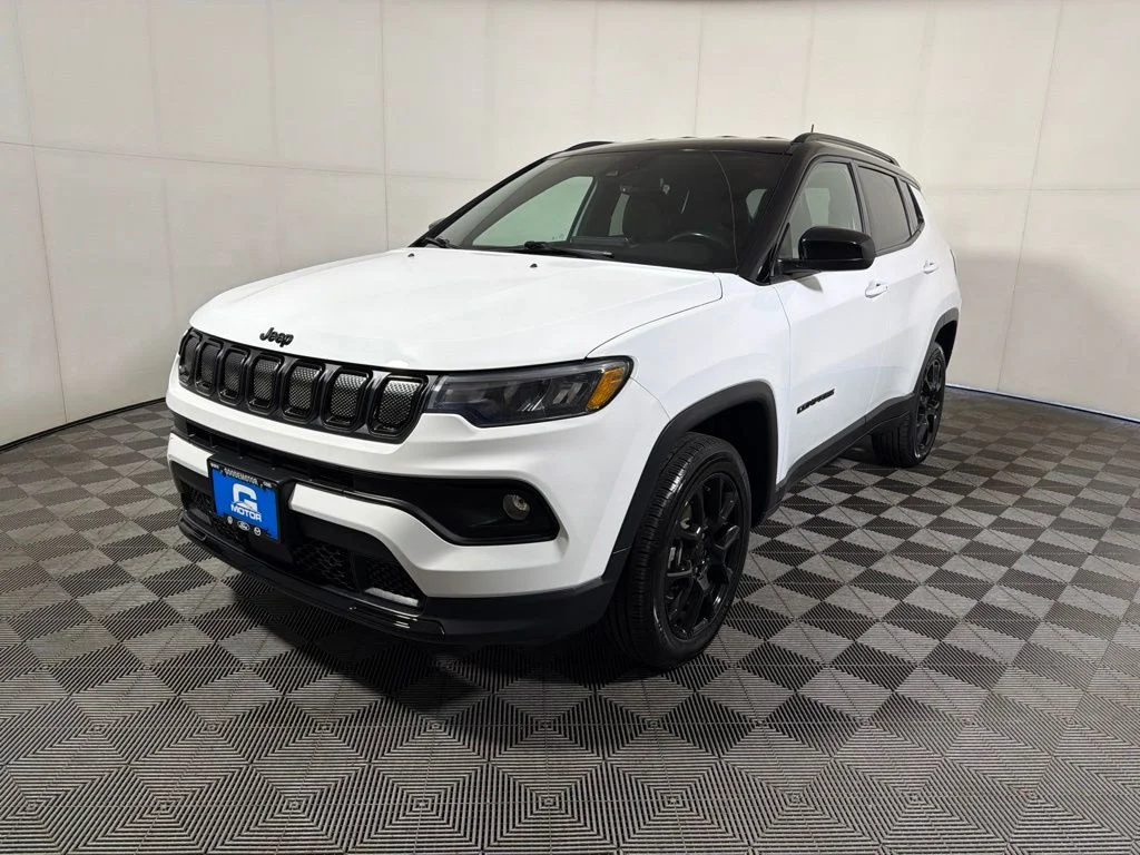 Used 2022 White Jeep Latitude image 4
