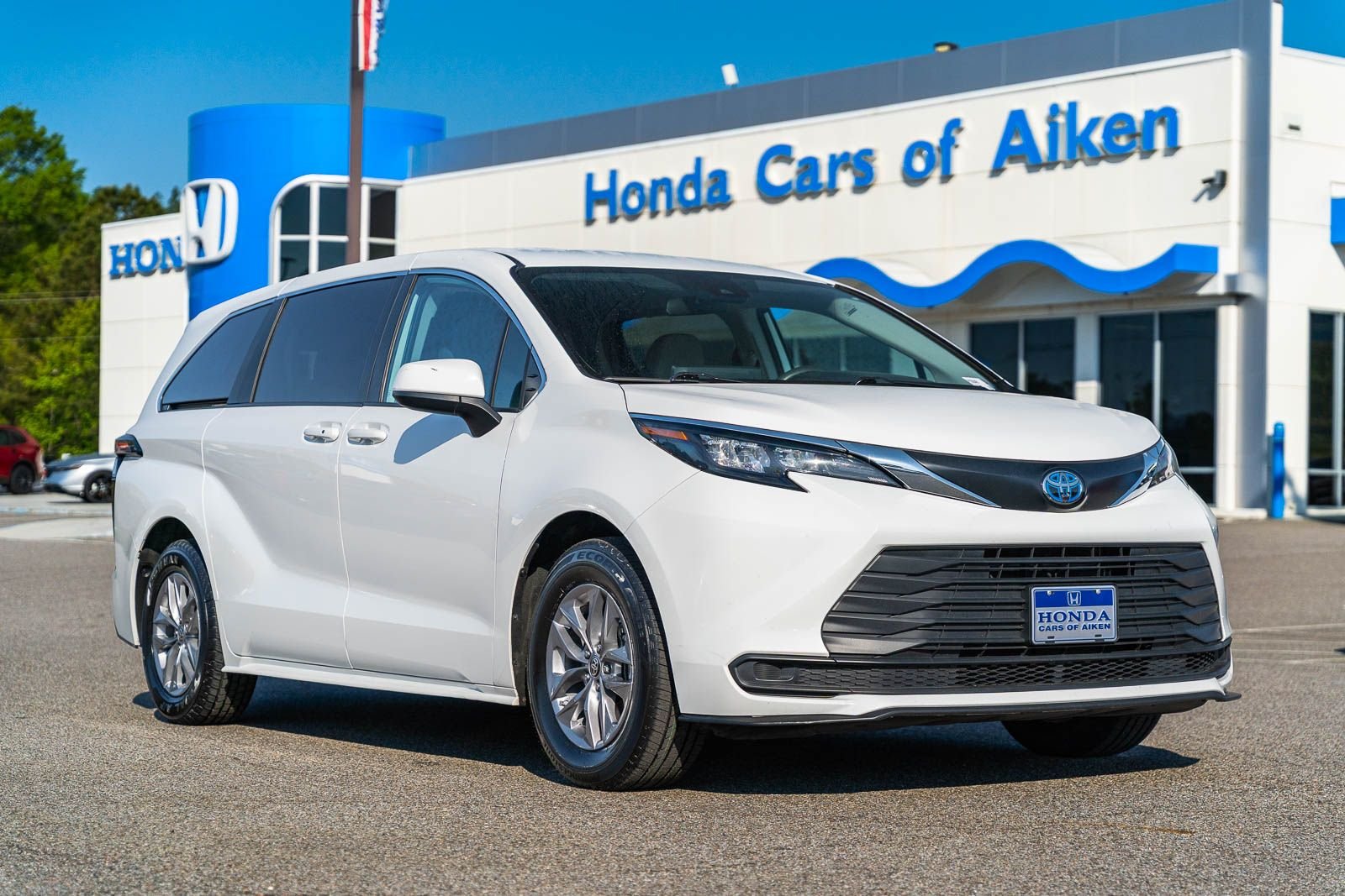 2024 Toyota Sienna LE - Photo 1