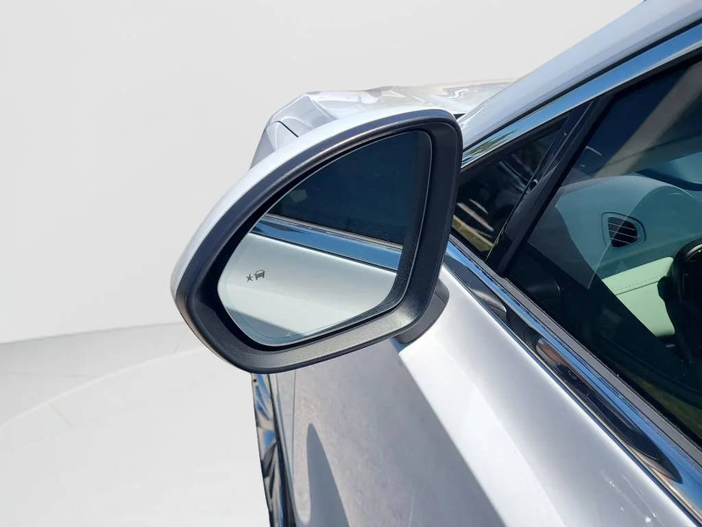 New 2026 Iridescent White Tricoat Buick Avenir image 28