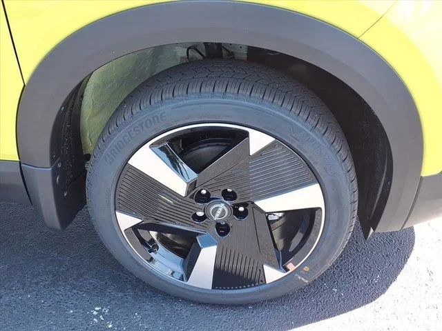New 2026 Yuzu Yellow Metallic / Super Black Two-tone Nissan SR image 13