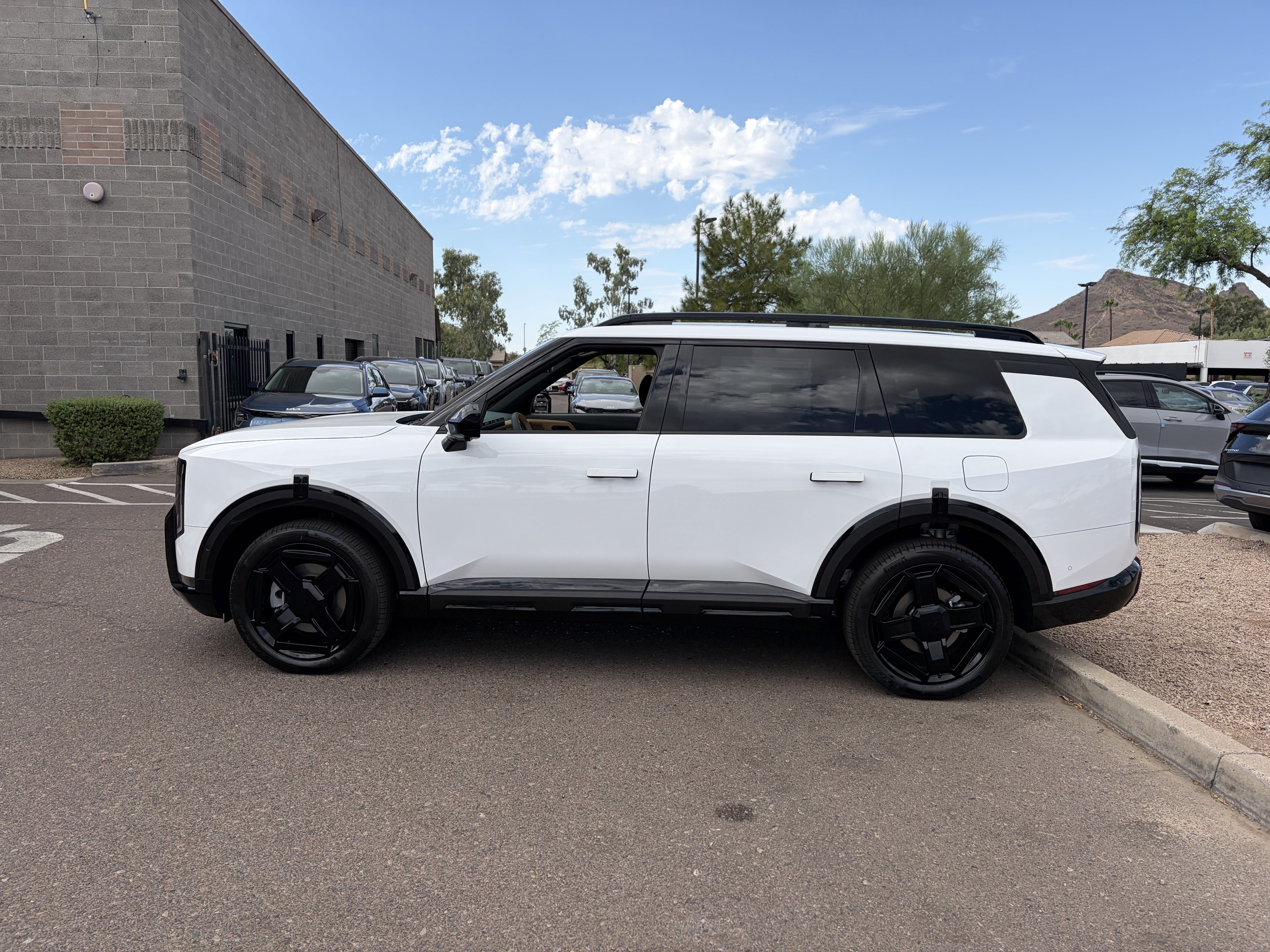 New 2027 Glacial White Pearl Kia X-LINE SX image 5