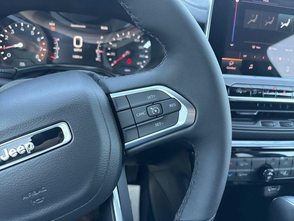 New 2026 Hydro Blue Pearlcoat Jeep Latitude Altitude image 17